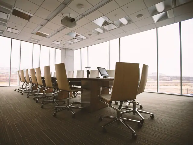 Sala de reunião vazia com paredes de vidro