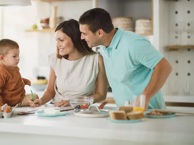 Família na cozinha de casa, com o filho pequeno sentado na bancada
