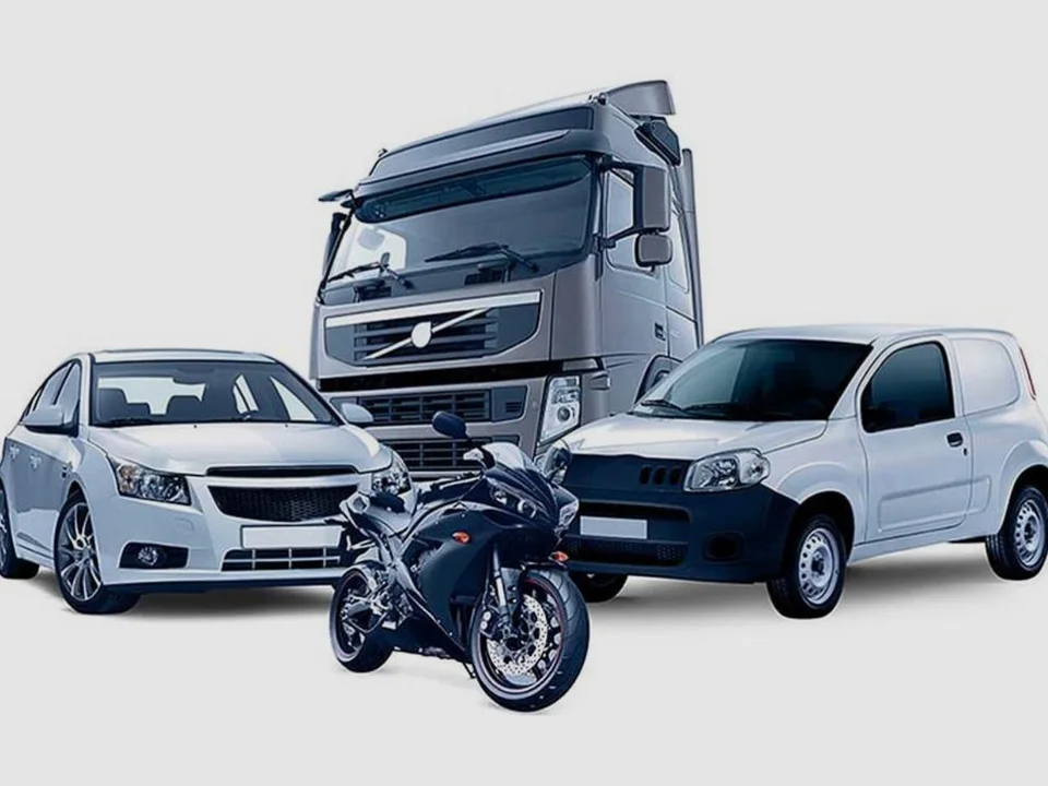 Carro, caminhão, moto e van lado a lado