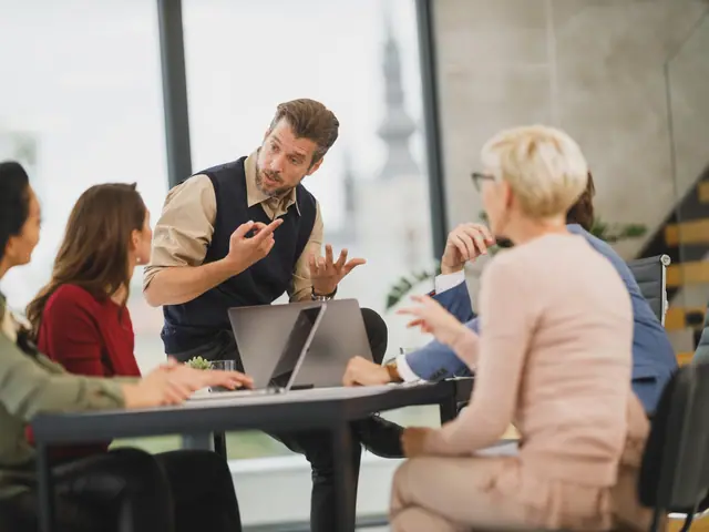 Equipe conversando em volta de uma mesa de escritório